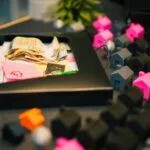 Modele domów i banknoty na stole jako symbol inwestycji w nieruchomości