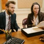 Oświadczenie o ustanowieniu służebności: rodzaje, koszty i skutki prawne w praktyce Prawnicy omawiają dokumenty dotyczące ustanowienia służebności