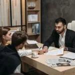 Prawnik omawia z klientami treść umowy i oświadczenia o egzekucji