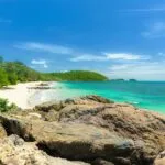 Spokojna plaża na Koh Samui z turkusowym morzem i zielenią palm