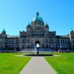 Gmach parlamentu w Victorii w Kolumbii Brytyjskiej na tle błękitnego nieba