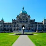 Gmach parlamentu w Victorii w Kolumbii Brytyjskiej na tle błękitnego nieba