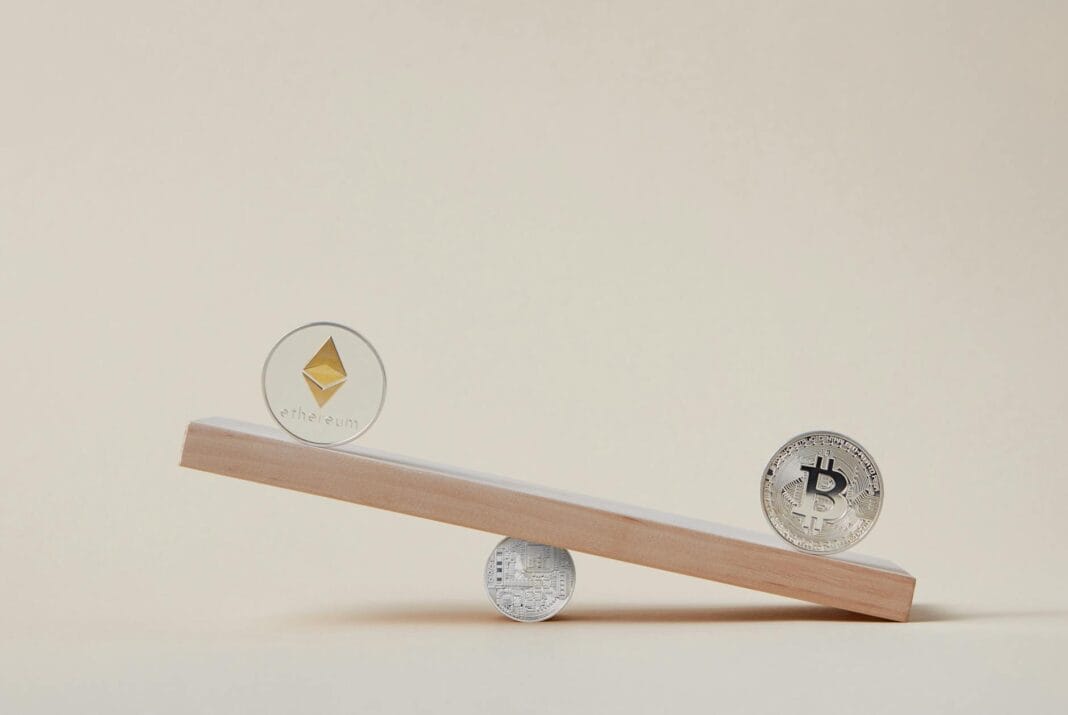 Monety Bitcoin i Ethereum balansujące na desce symbolizują rynek kryptowalut Monety Bitcoin i Ethereum balansujące na desce symbolizują rynek kryptowalut