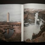 Jak przygotować zdjęcia do fotoksiążki, aby wyglądały profesjonalnie Otwarta fotoksiążka z fotografiami latarni morskiej i wodospadu