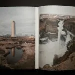 Otwarta fotoksiążka z fotografiami latarni morskiej i wodospadu