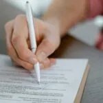 Podpisywanie ugody cywilnej długopisem na oficjalnym dokumencie