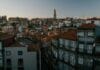 Weekend w Porto: sprawdzony plan zwiedzania, lokalne smaki i mniej oczywiste atrakcje Porto z lotu ptaka o zmierzchu, czerwone dachy i historyczna zabudowa