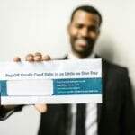 Jak odzyskać dług od firmy, która unika kontaktu: skuteczne kroki prawne, koszty postępowania i typowe błędy wierzycieli Mężczyzna trzyma kopertę z dokumentami dotyczącymi zadłużenia firmy