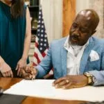 Notariusz podpisuje dokumenty w eleganckim biurze kancelarii