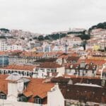 Panorama dachów i zabytkowych budynków Lizbony pod chmurami