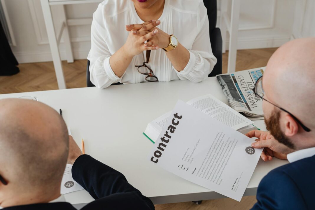 Specjaliści w biurze analizują zapisy umowy zlecenia lub o dzieło