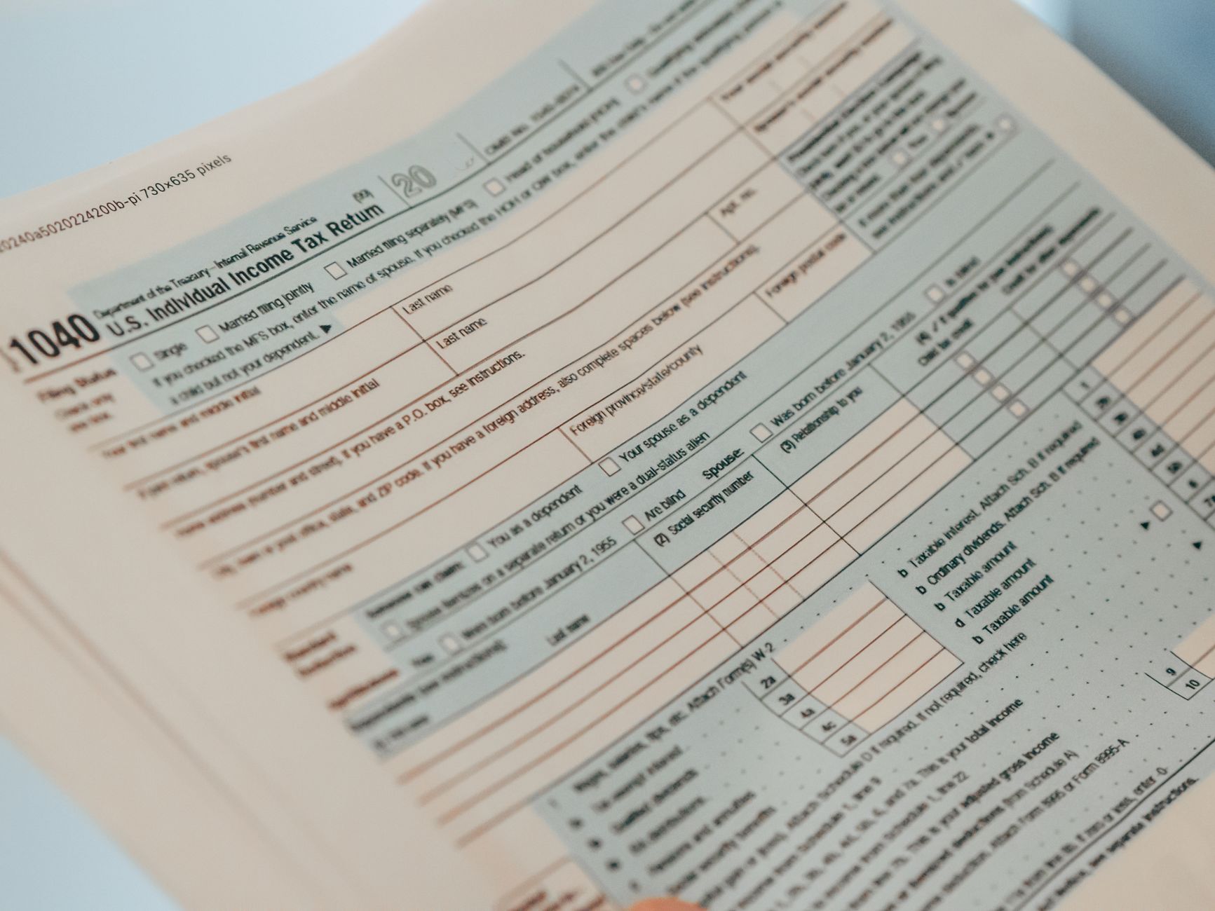 Zbliżenie formularza podatkowego 1040 z wypełnionymi polami
