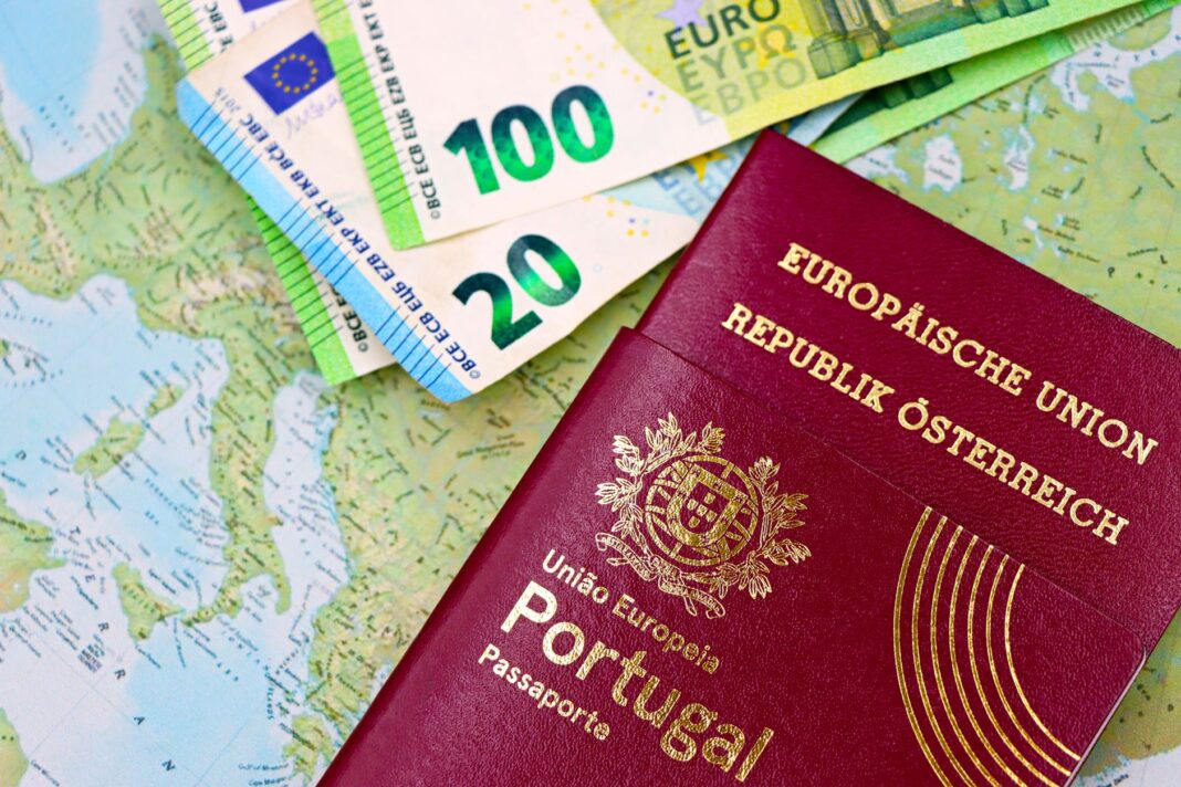 Paszporty Portugalii i Austrii oraz banknoty euro na mapie Europy Paszporty Portugalii i Austrii oraz banknoty euro na mapie Europy